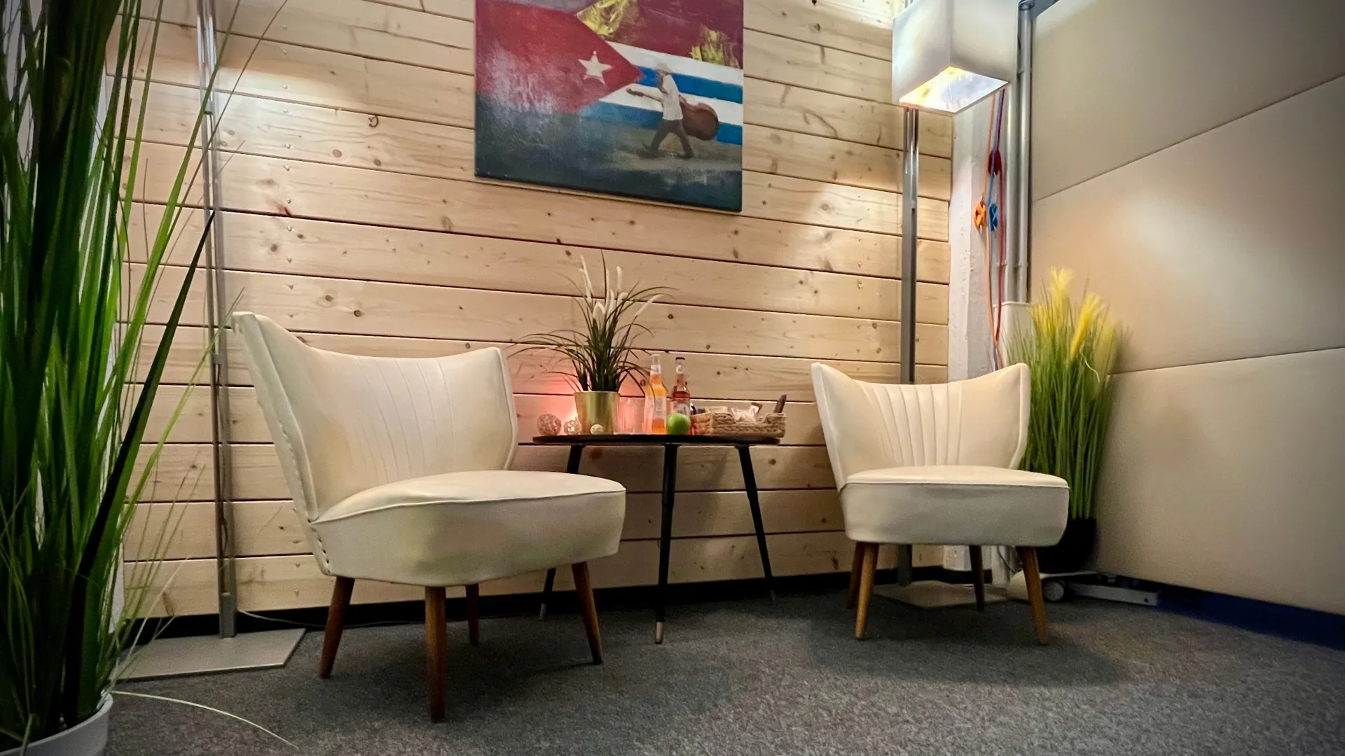 Vertrauliche Coaching-Situation im Prismeo LAB HafenCity – ruhige Sitzecke mit zwei Sesseln