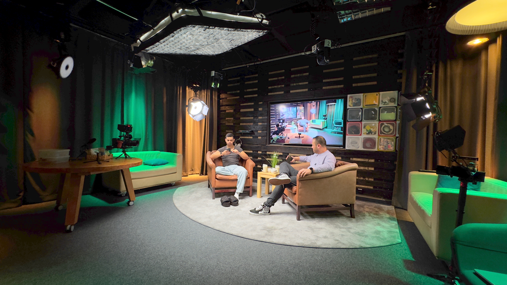 Prismeo Studio mit Mehrkamera-Setup, Licht, Akustikdecke und vorbereitetem Sitzbereich für Podcast-Aufzeichnungen