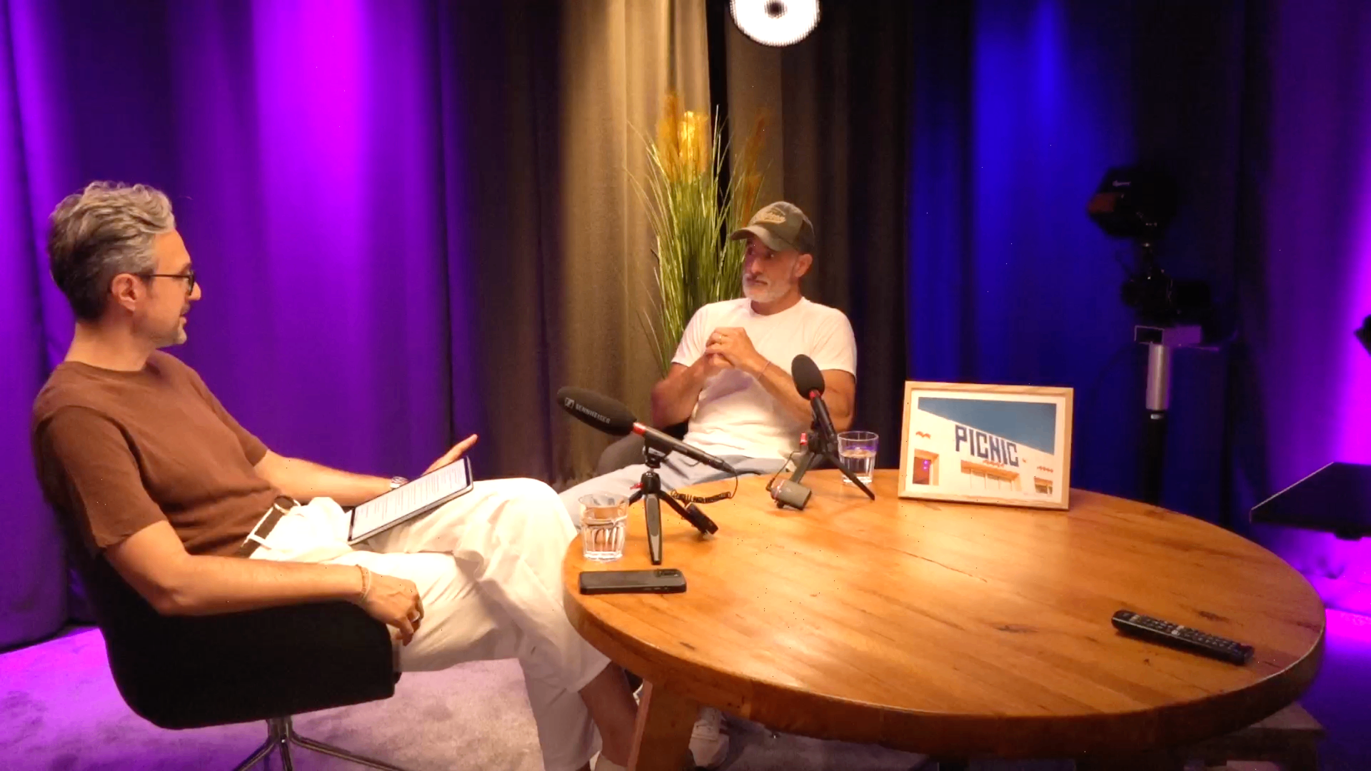 Podcastaufnahme im Prismeo Studio mit zwei Gästen und vorbereitetem Tisch-Setup