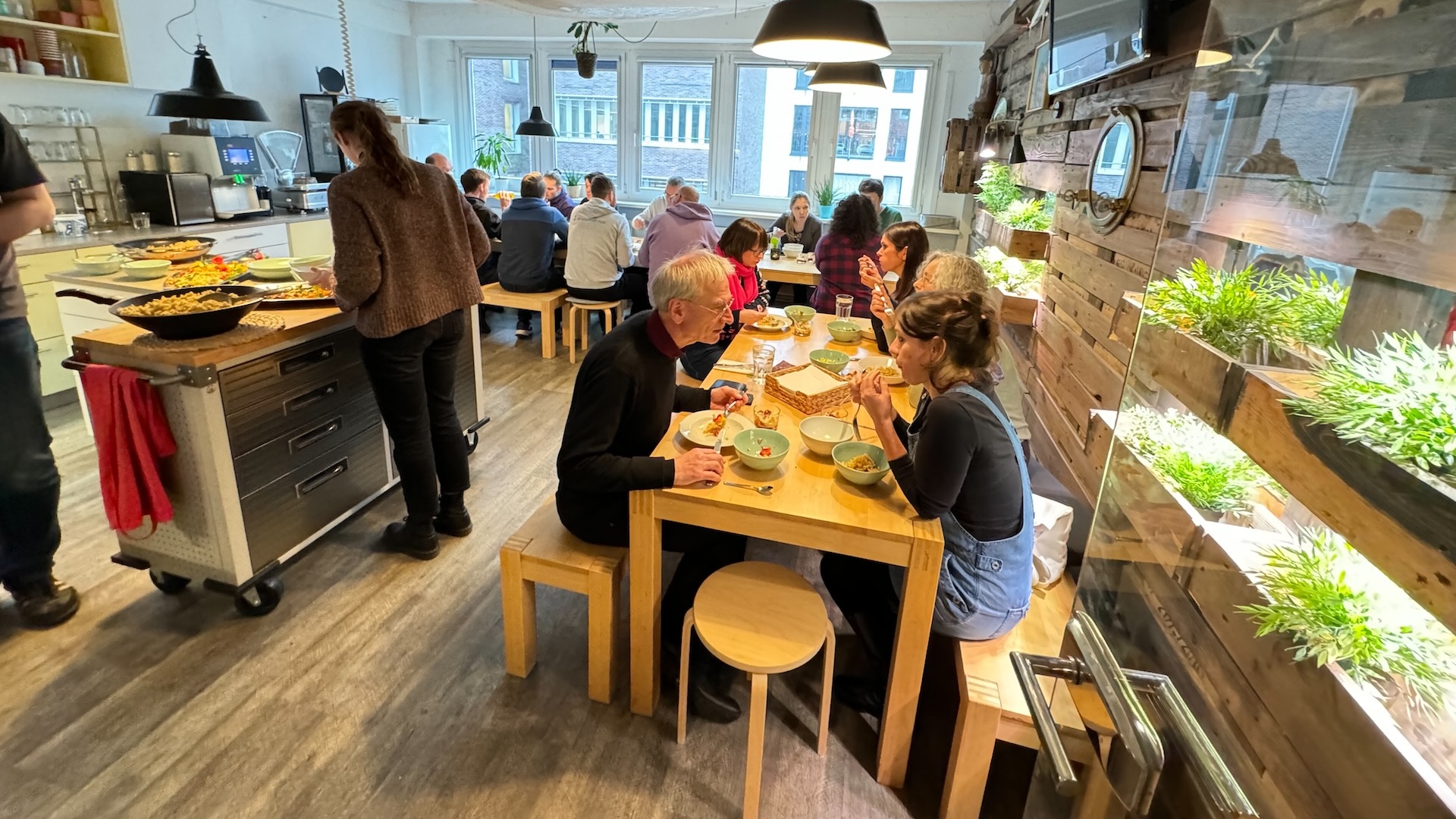 Gemeinsames Mittagessen an der langen Tafel in der Hongkong Kitchen