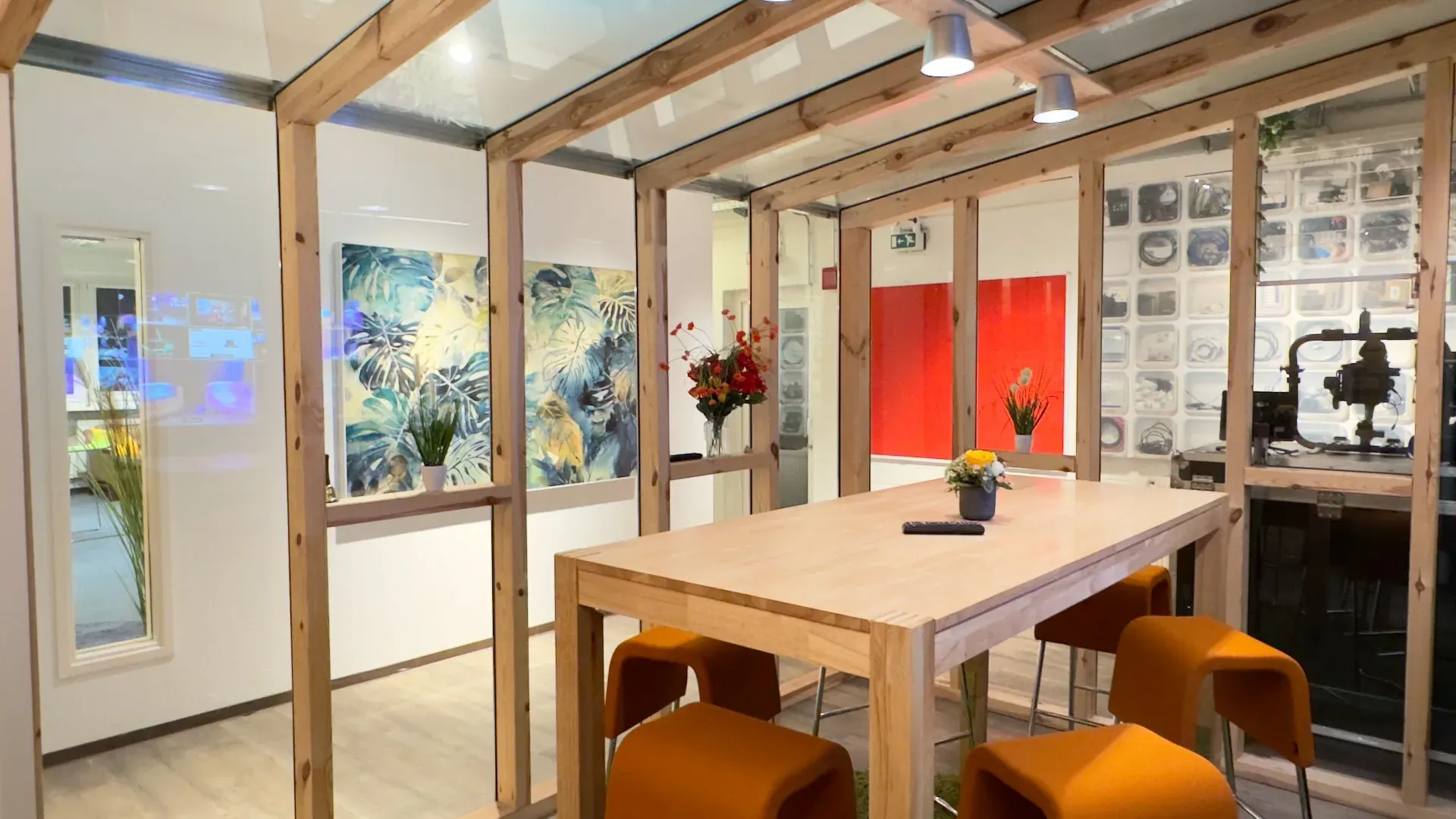 Greenhouse – Greenhouse mit Kunstwerk, Glaswänden und Blumenarrangement – ruhige Atmosphäre für Coaching