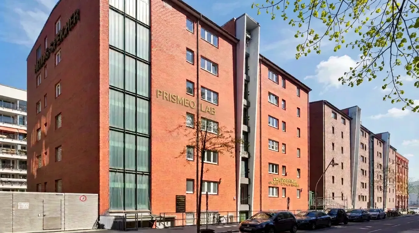 Außenansicht des Hellas-Speichers in der Hongkongstraße, Hamburg HafenCity – Standort des Prismeo LAB