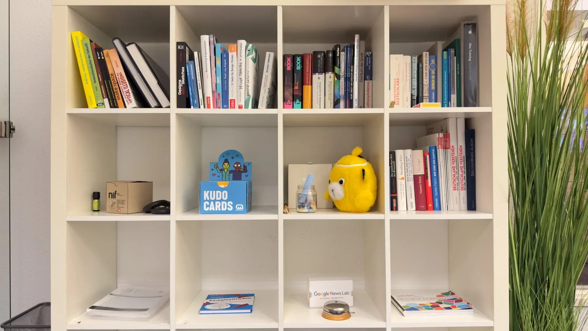 Idealab – Bibliothek im Idealab mit Fachbüchern zu Design Thinking, Innovation und Kreativität sowie Kudo Cards