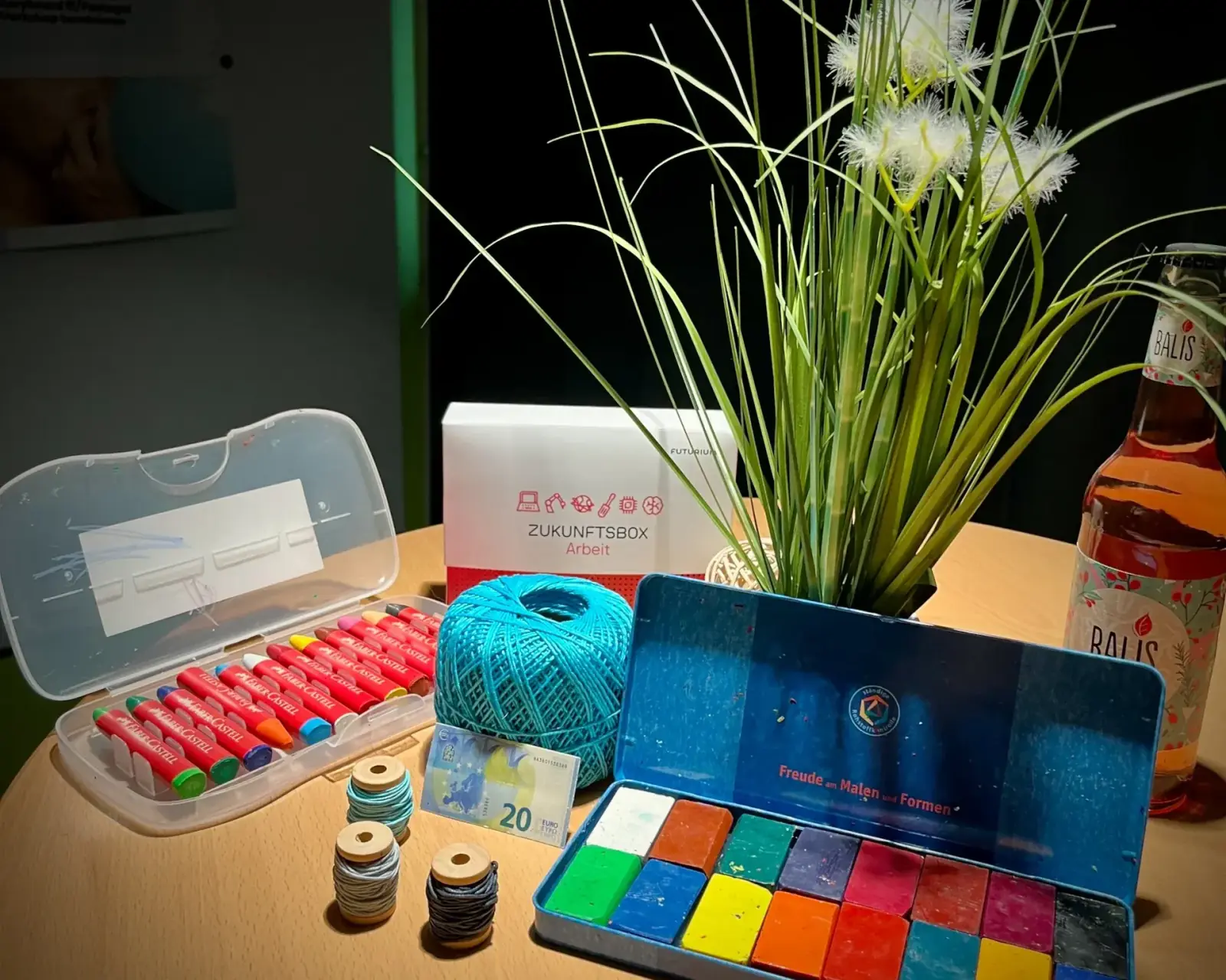 Idealab – Kreativmaterial im Idealab: Wachsmalstifte, Pastellkreiden, Garn und Zukunftsbox für Design-Thinking-Workshops