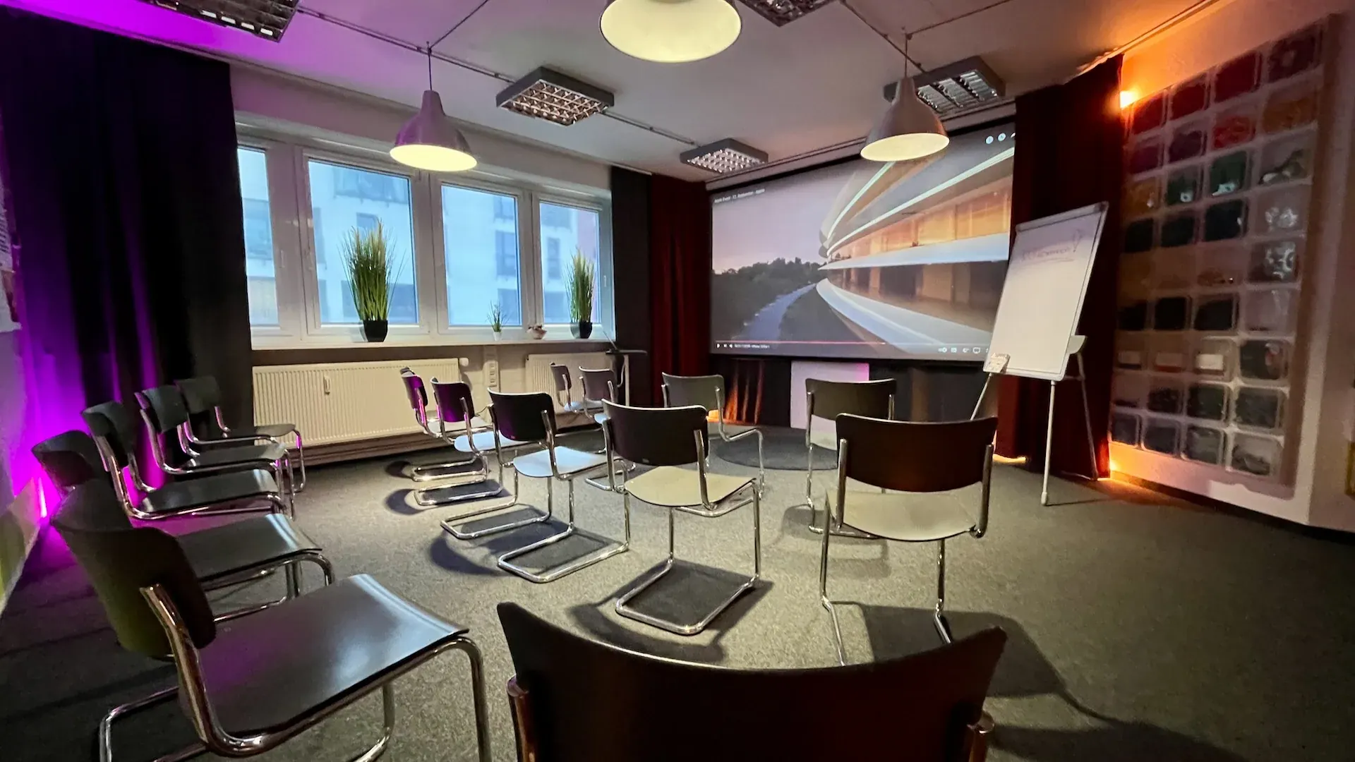 Idealab – Idealab in Reihenbestuhlung mit Großbild-Projektion und stimmungsvoller Beleuchtung für Vorträge