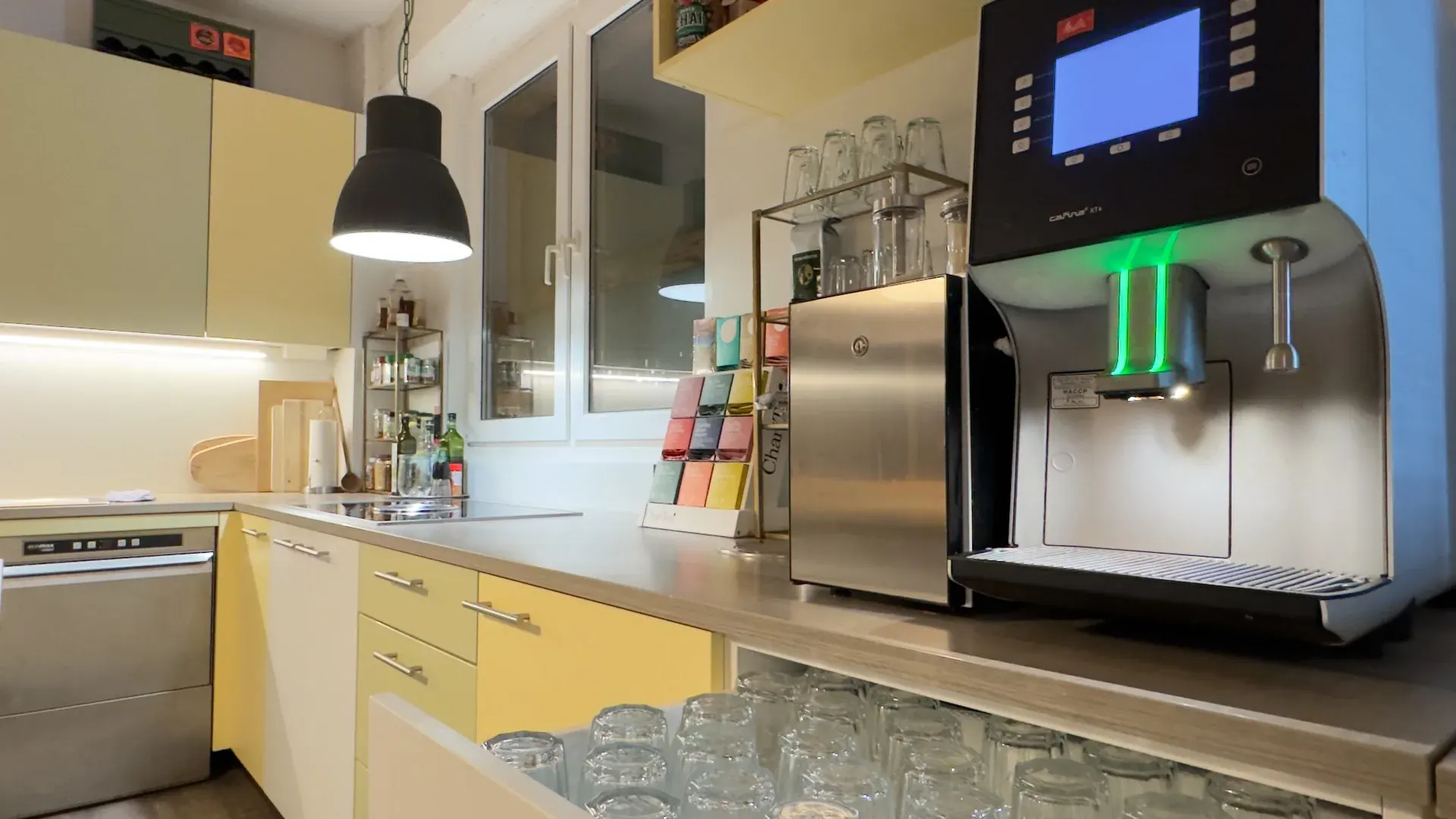 Kitchen – Profi-Kaffeemaschine, Teestation und Küchenzeile in der Hongkong Kitchen