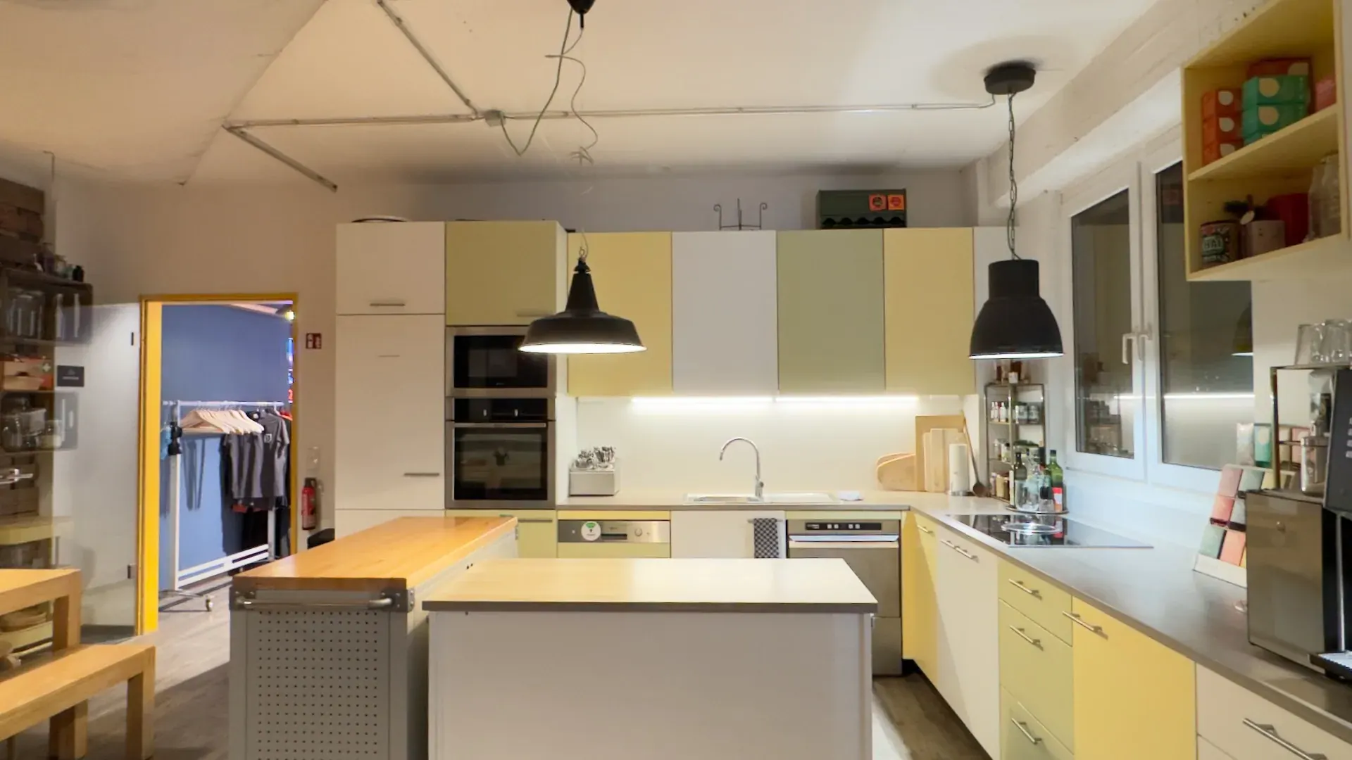 Kitchen – Übersicht der Hongkong Kitchen mit Küchenzeile, Kochinsel und professioneller Ausstattung