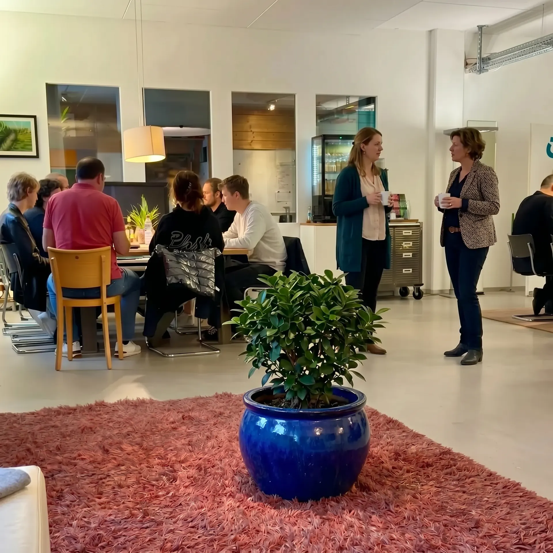 Teilnehmende kommen im Loft des Prismeo LAB an – Lounge-Atmosphäre mit Kaffee