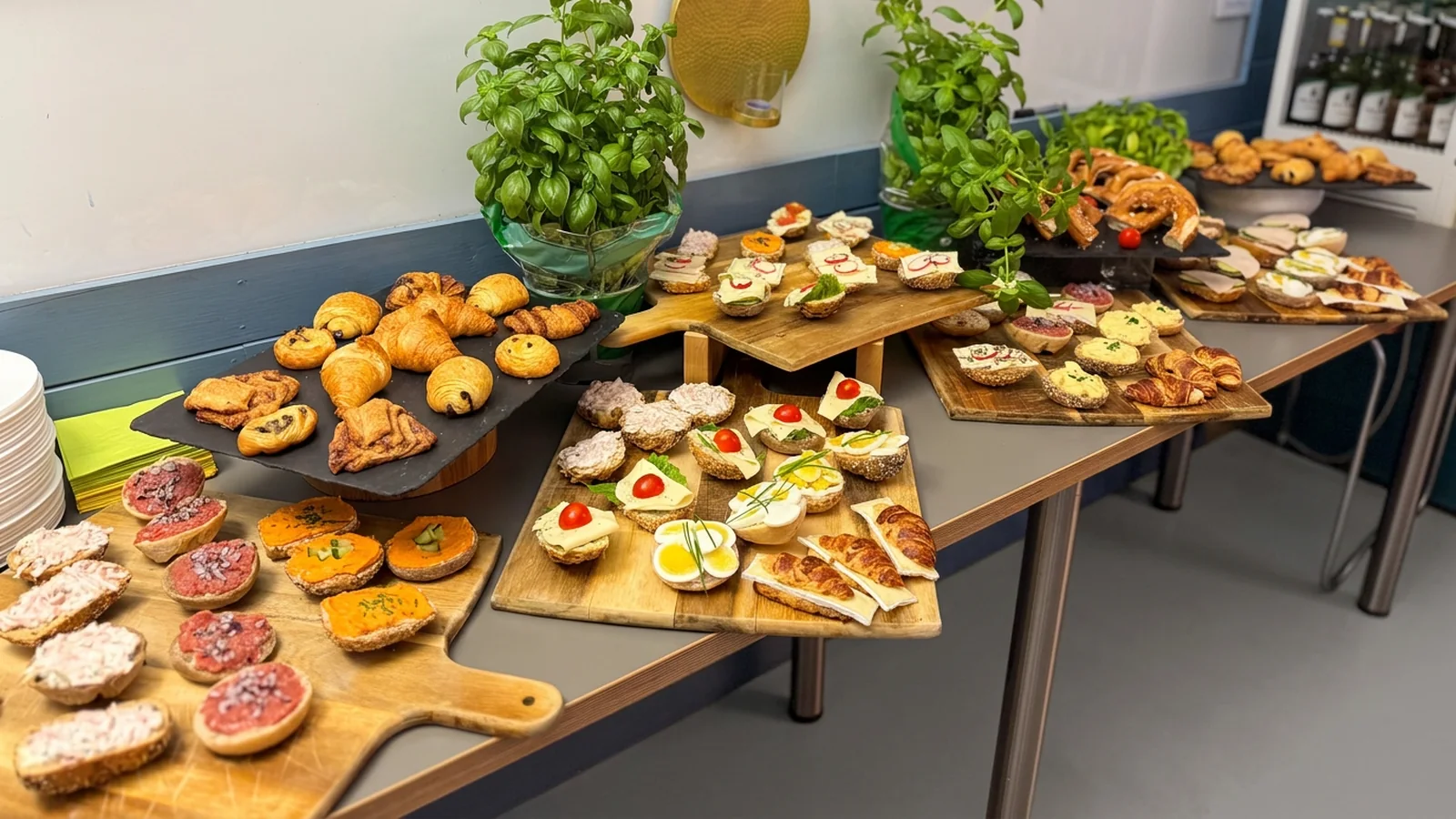 Loft – Frühstücksbuffet im Loft mit belegten Broten, Croissants, Franzbrötchen, frischem Basilikum und Getränken