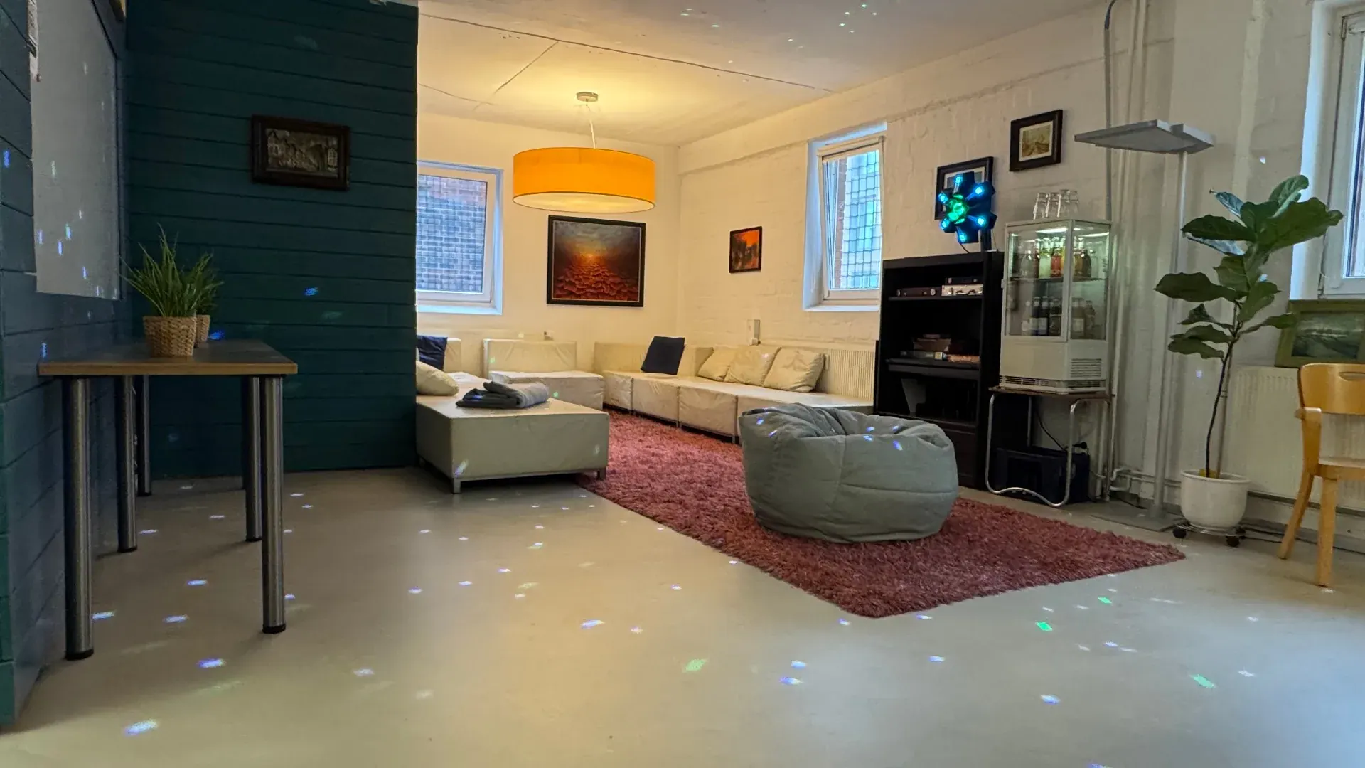 Loft – Chillout-Zone im Loft mit Sofas, Teppich und warmem Licht für entspannte Team-Momente