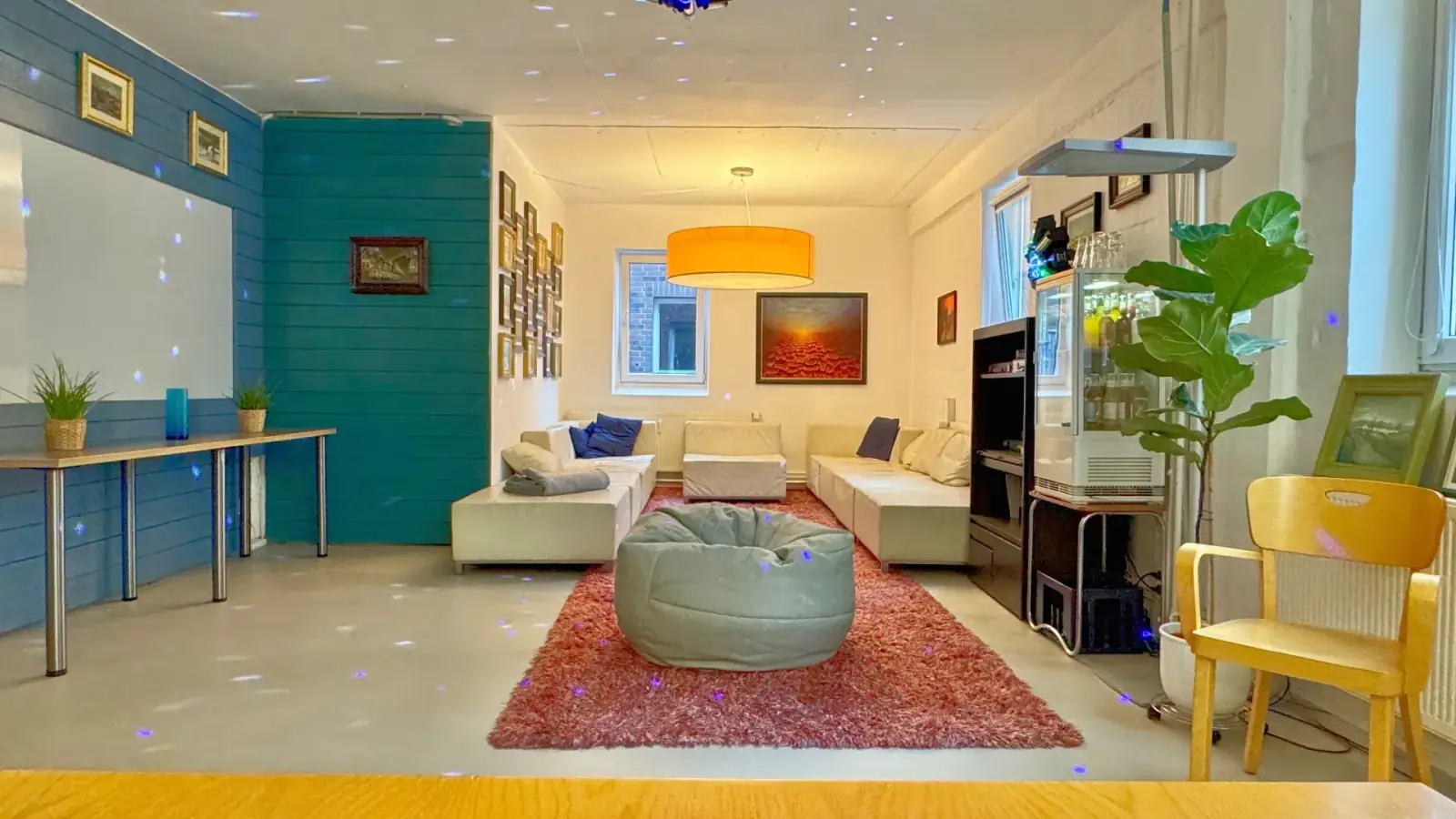 Loft – Loft im Prismeo LAB Hamburg HafenCity – Lounge mit Sofalandschaft, Whiteboard und Bilderwand