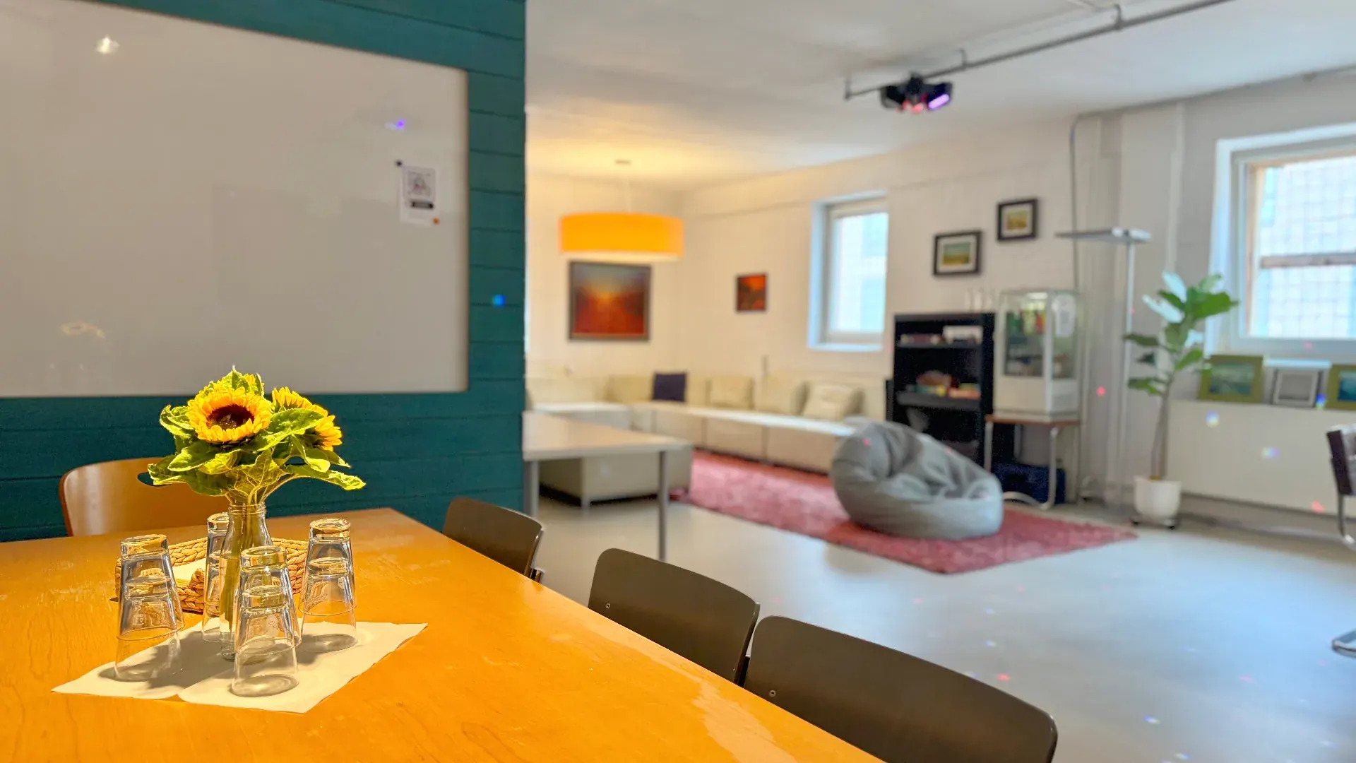Loft – Workshop-Setup im Loft mit Whiteboard, Sofalounge und Beanbag