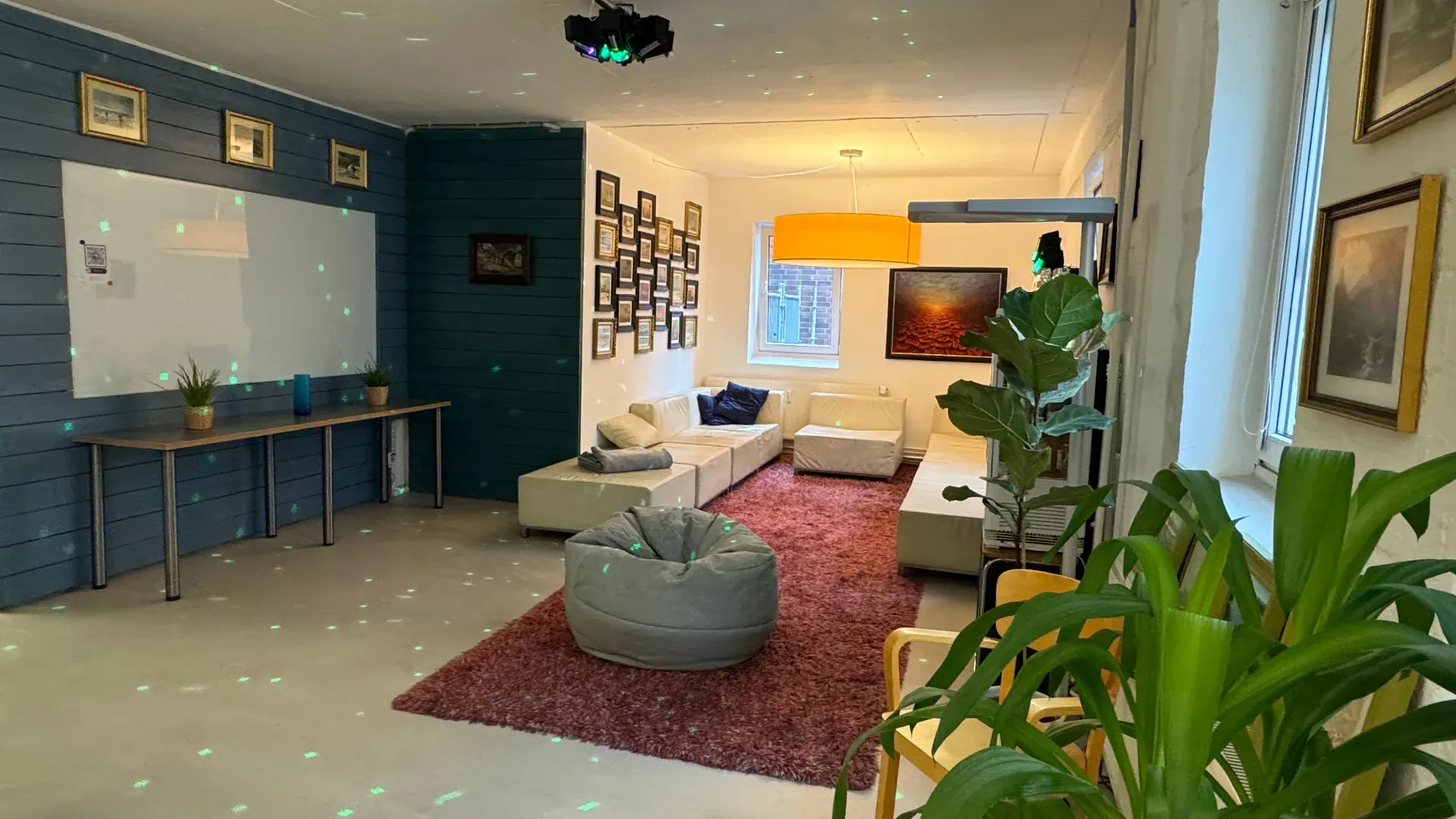 Loft – Lounge-Bereich im Loft mit Sofalandschaft, Beanbag und Getränkekühlschrank