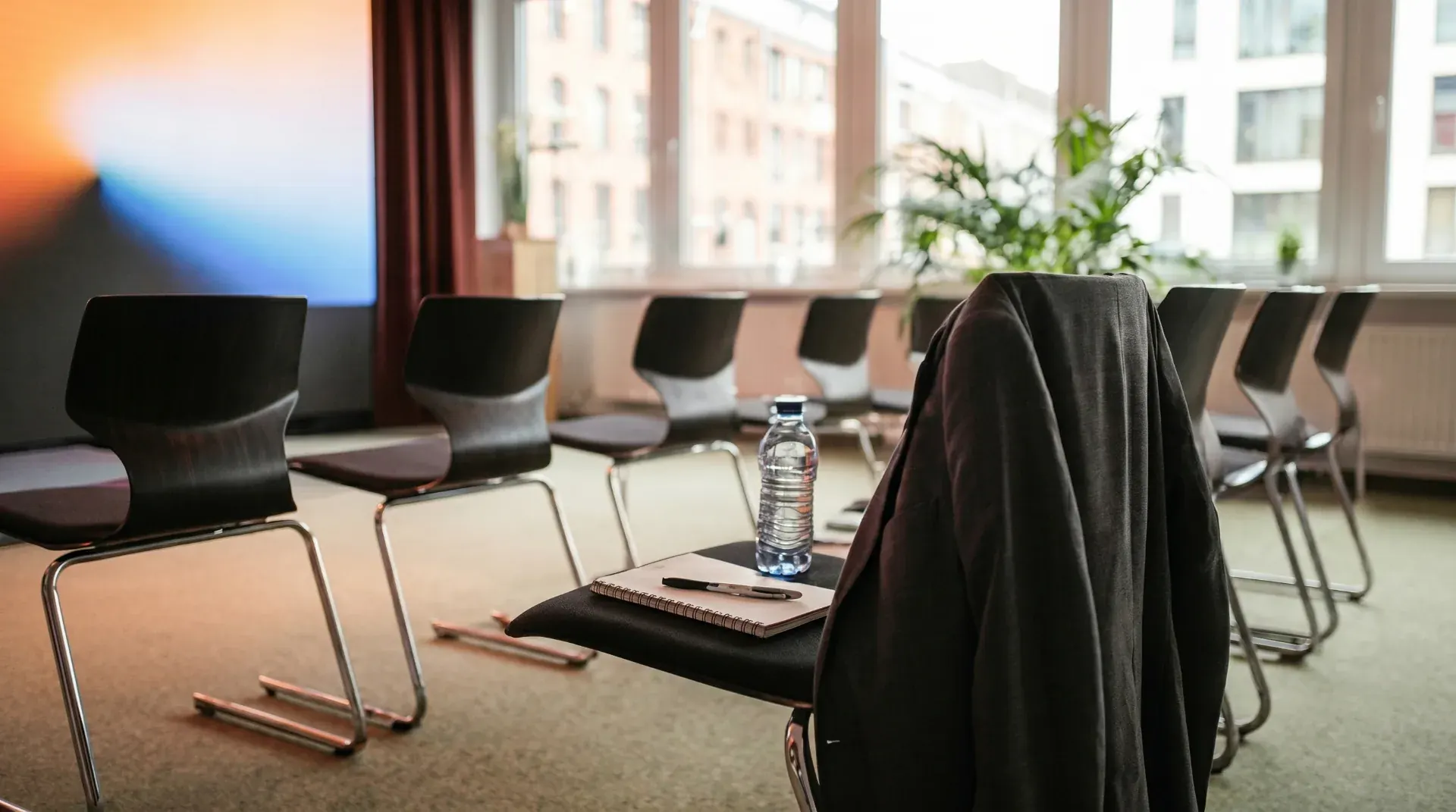 Showroom – Detailansicht der Bestuhlung im Showroom mit Blick zur Leinwand