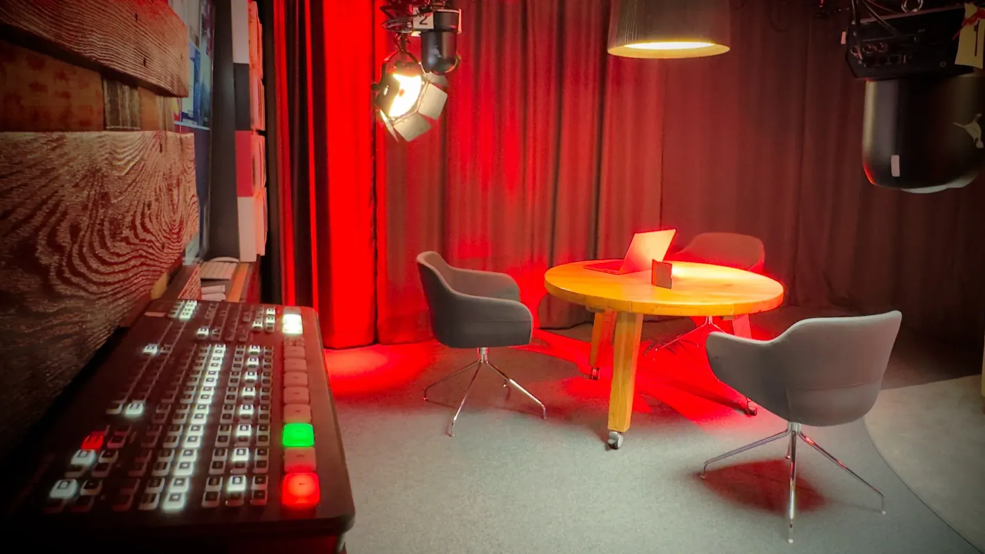 Studio – Regie-Bereich im Studio mit Bildmischer und ATEM-Pult unter Rotlicht