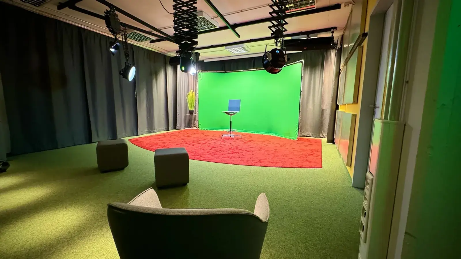 Theater – Theater im Prismeo LAB Hamburg HafenCity mit Green-Screen, rotem Bühnenteppich, Movinglights und Studiokameras