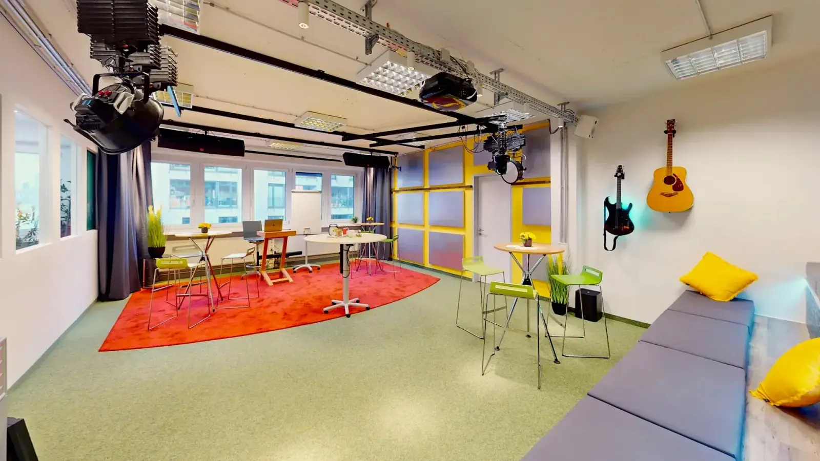 Theater – Theater im Prismeo LAB als Workshop-Setting mit Stehtischen, Barhockern, Flipchart und Lounge-Bereich für interaktive Formate