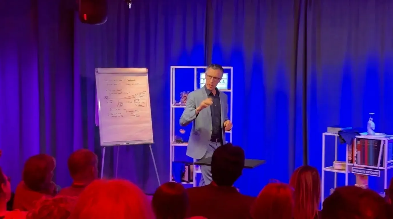 Präsentation im Theater des Prismeo LAB in Talkshow-Atmosphäre