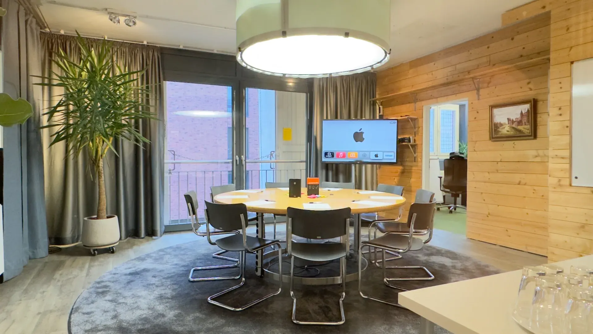 Thinktank – Thinktank mit AirPlay-fähigem Display, Holzwand, Yucca-Palme und Balkonzugang zur HafenCity