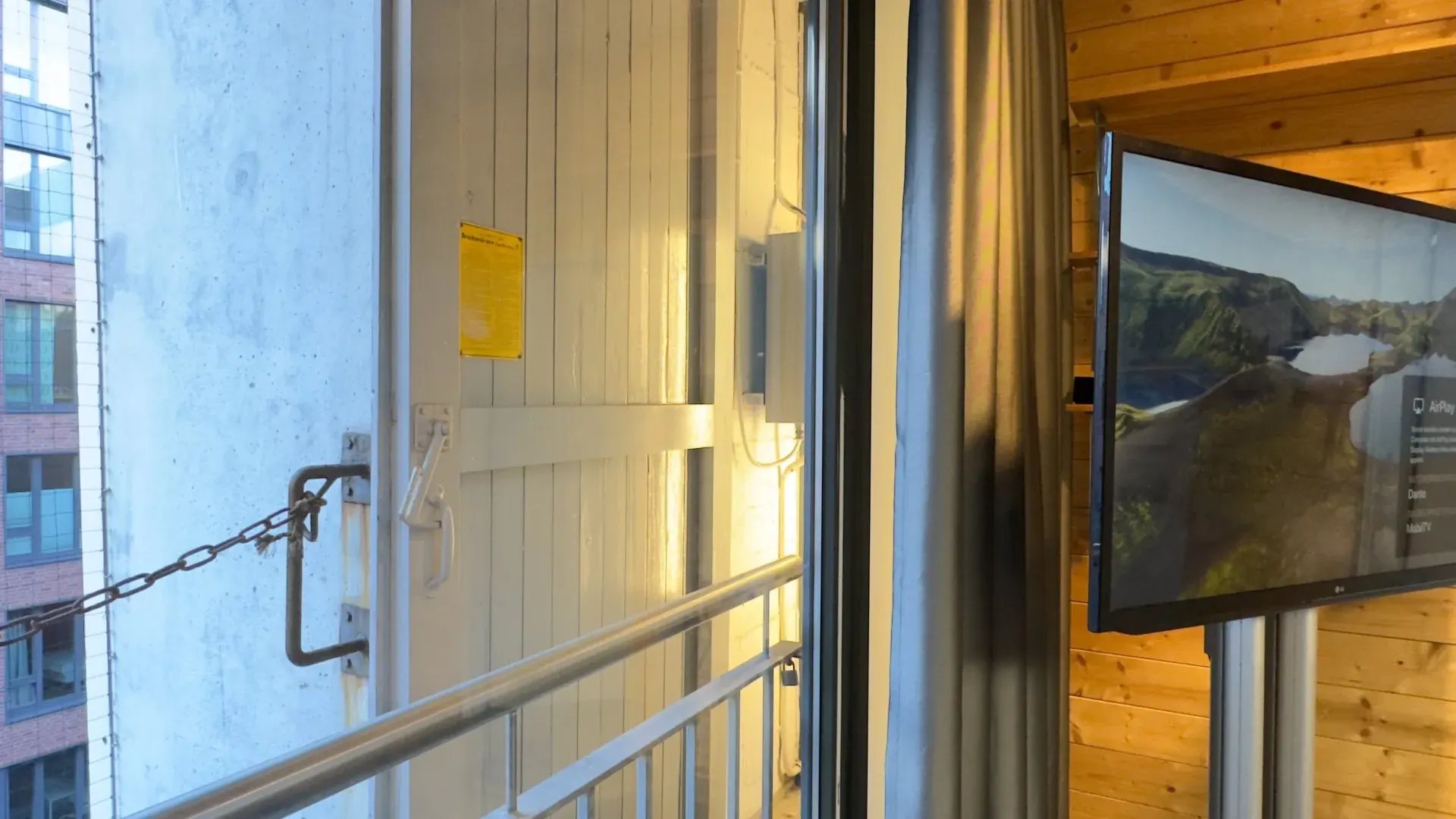 Thinktank – Detail des Lastenbalkons im Thinktank mit historischer Industriearchitektur und Blick in die HafenCity