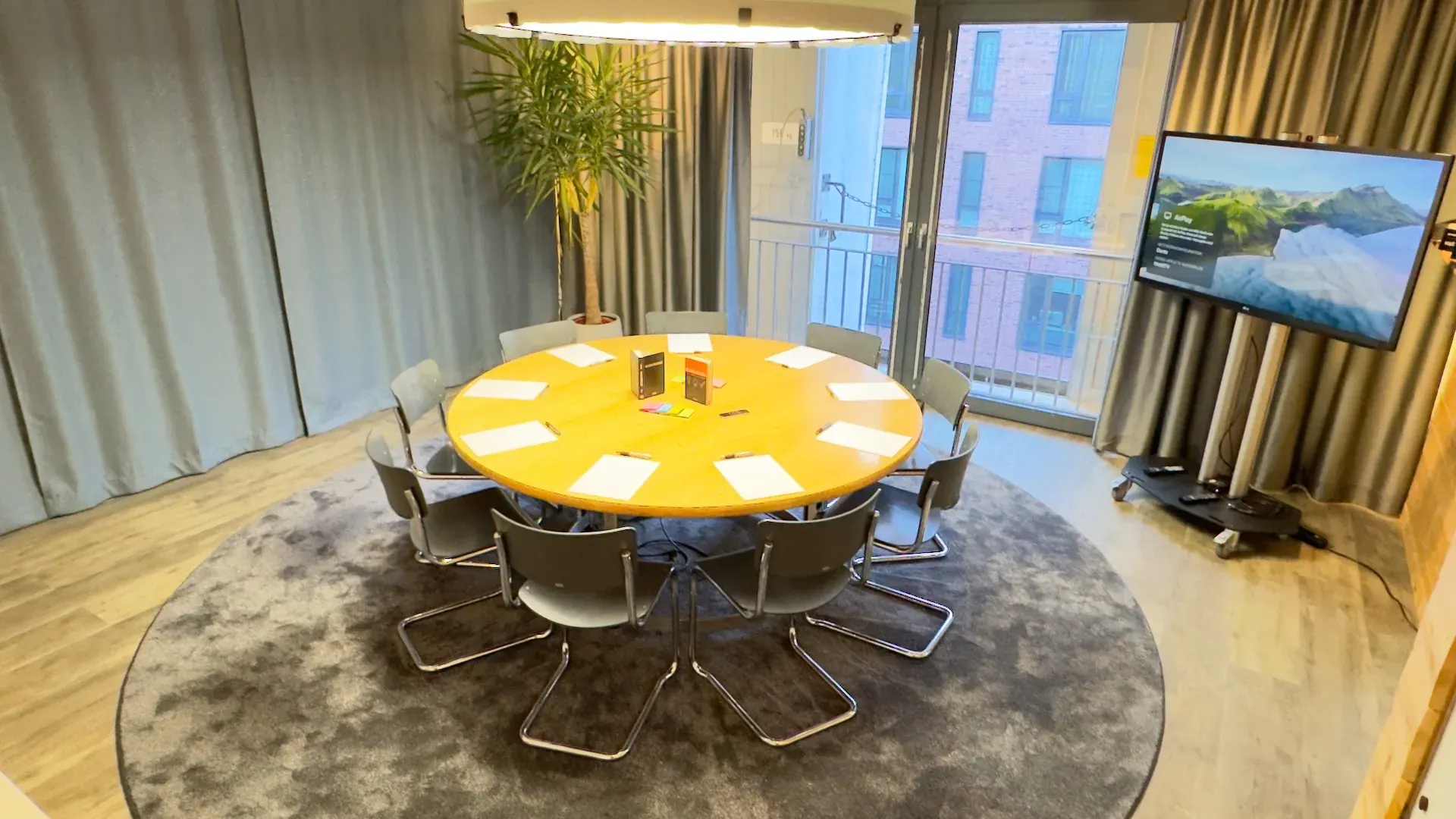 Thinktank – Vogelperspektive auf den runden Konferenztisch im Thinktank mit Bestuhlung für 9 Personen und Display