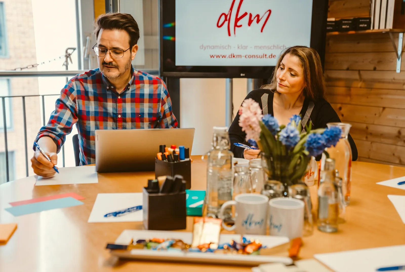 Arbeitsgespräch im Thinktank mit Whiteboard und Tageslicht