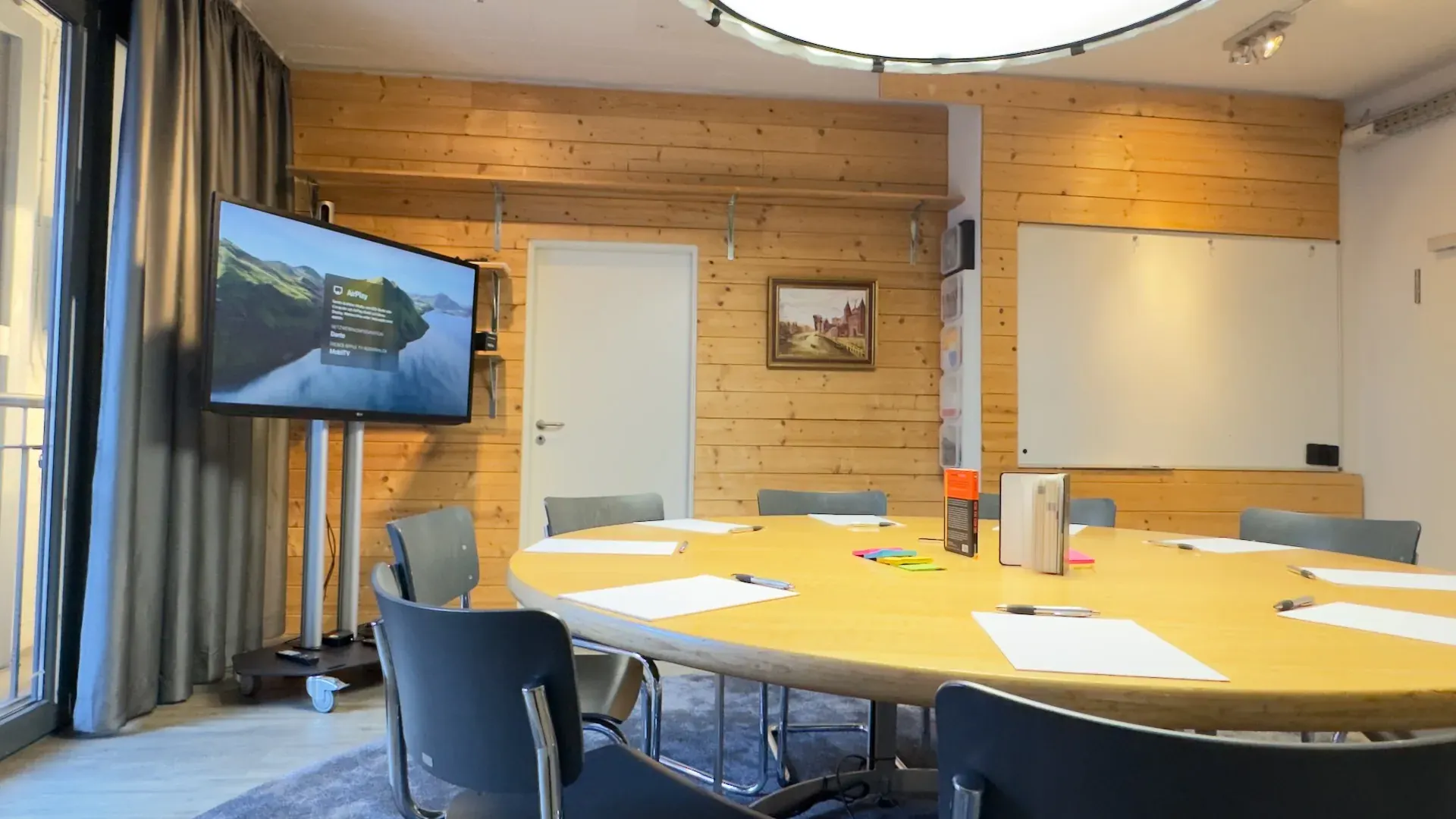 Thinktank – Thinktank mit Whiteboard, AirPlay-Display und gemütlicher Holzwand für Strategie-Workshops