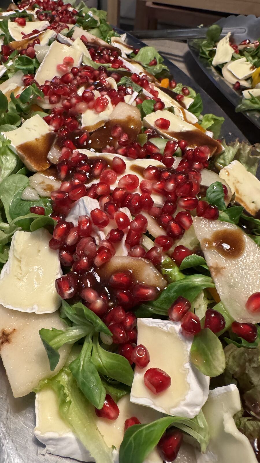 Salat mit Feldsalat, Briekäse, Birnen und Granatapfelkernen mit Vinaigrette