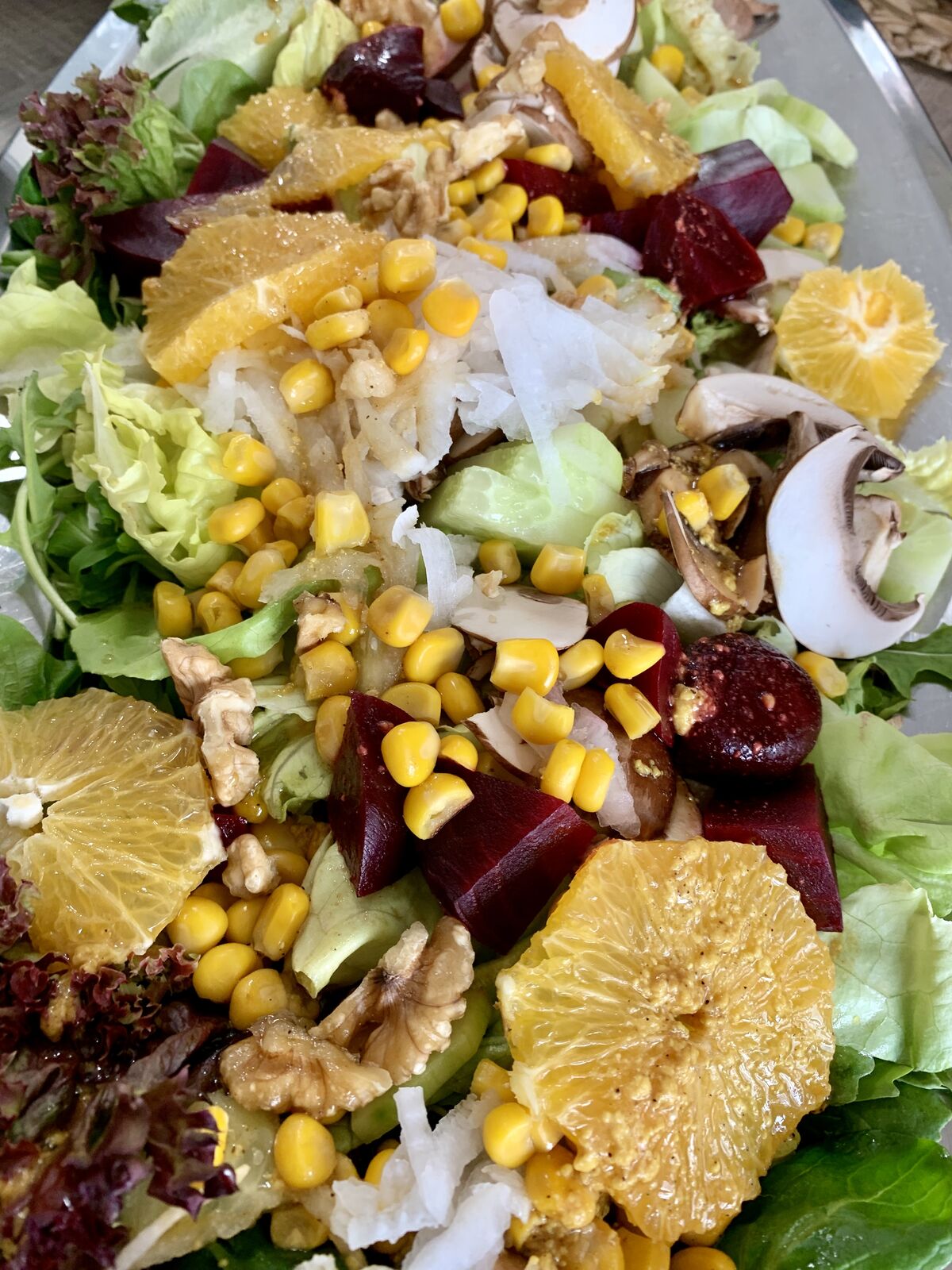 Bunter Salat mit Orangen, Roter Bete, Mais und Walnüssen.