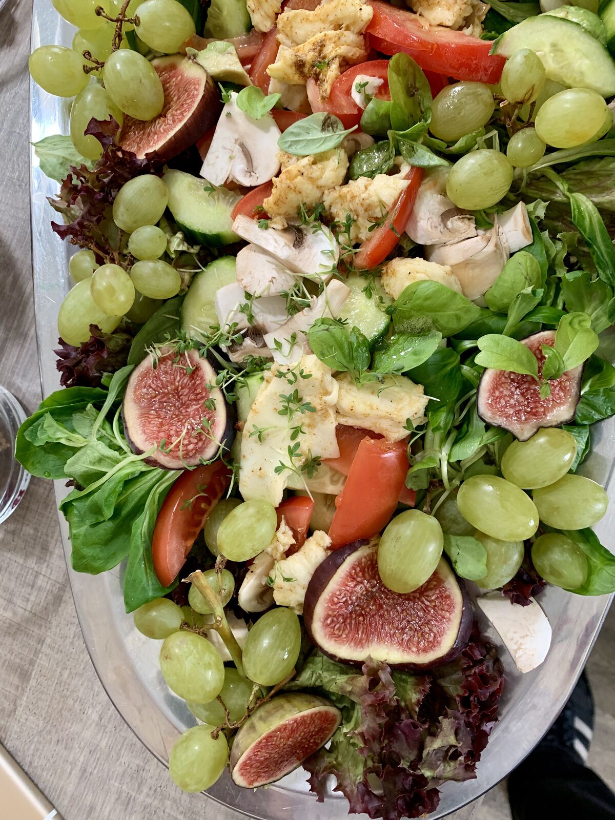 Bunter Salat mit Feigen, Trauben, Pilzen, Tomaten, Gurken und Blattsalat.