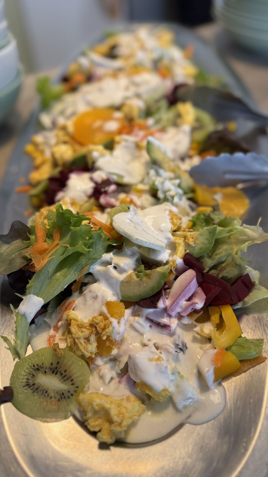 Buntes Salatbuffet mit Kiwi, Rote Bete, Avocado und Dressing