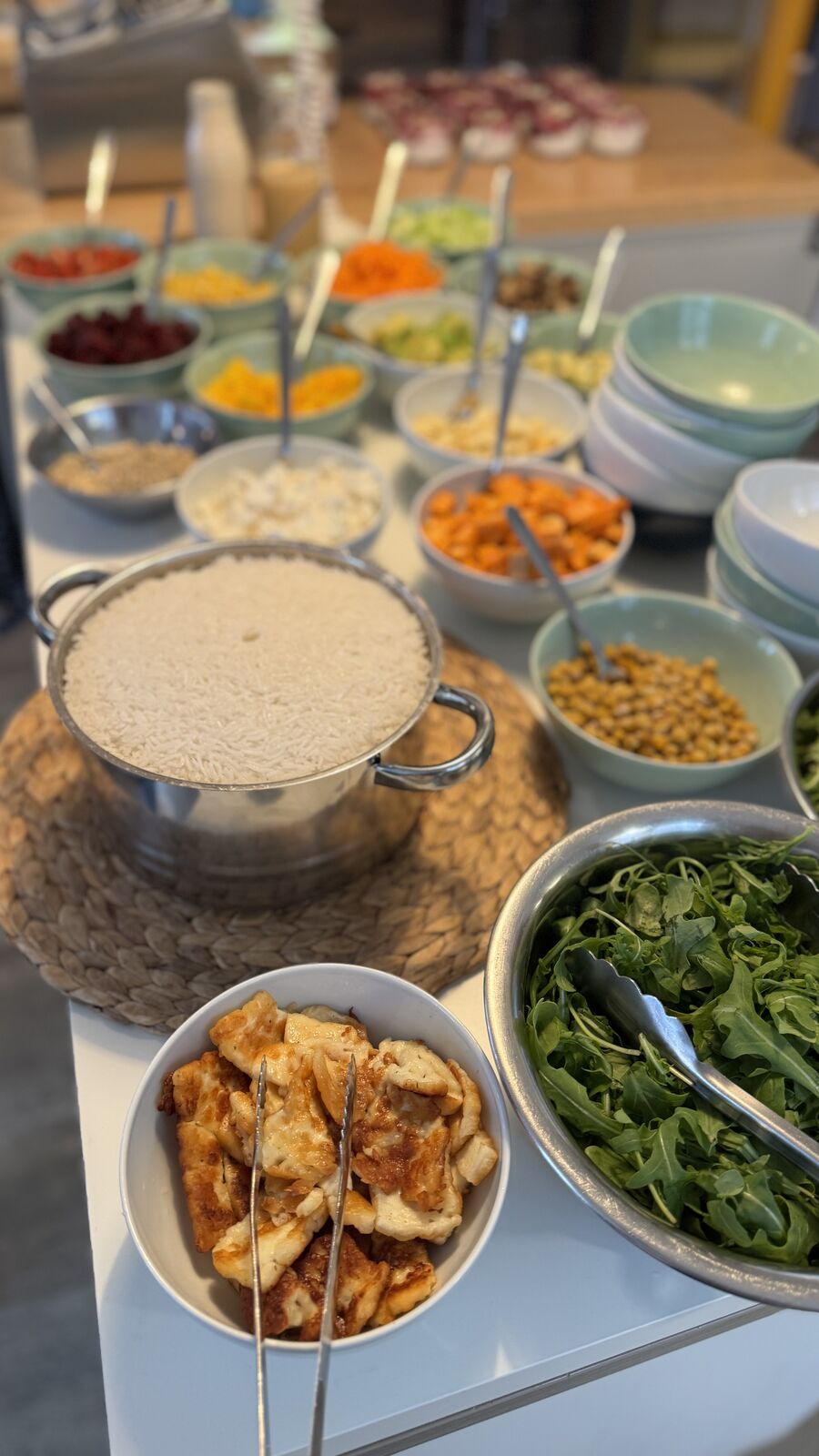 Buffet mit Reis, Salatzutaten und Käse in Schalen