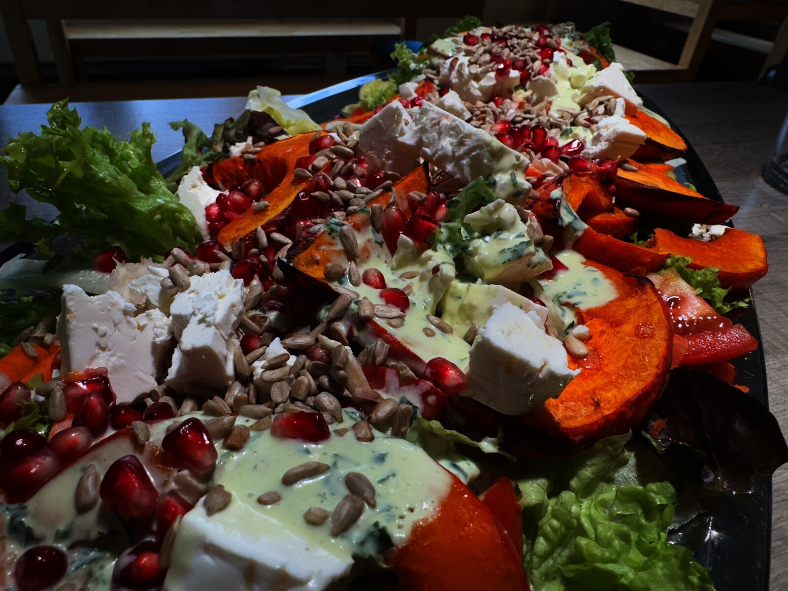Bunter Salat mit Kürbis, Granatapfel, Feta und Sonnenblumenkernen
