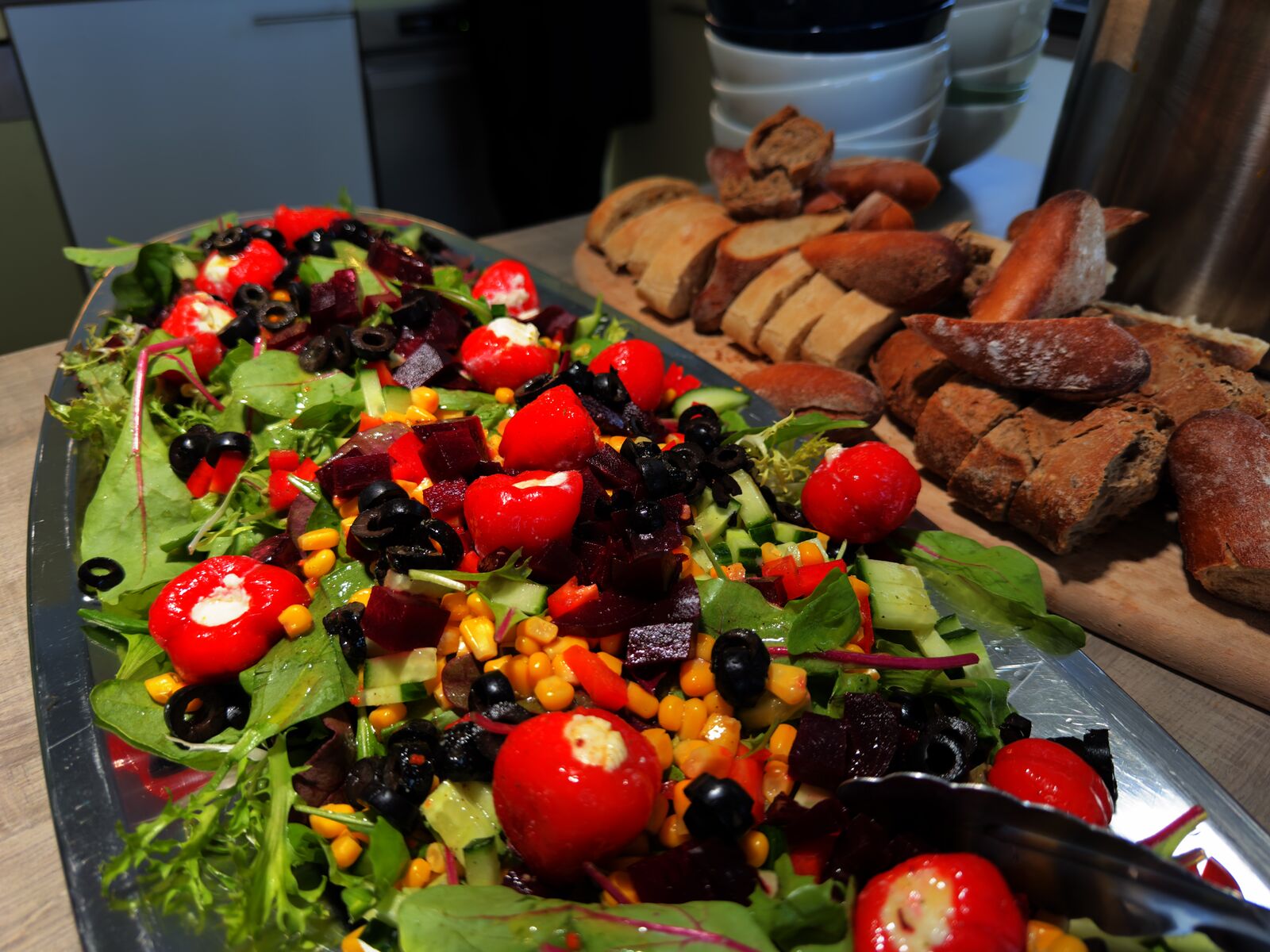 Bunter Salat mit Blattsalat, Mais, Oliven, Paprika, Rote Bete und gefüllten Peperoni