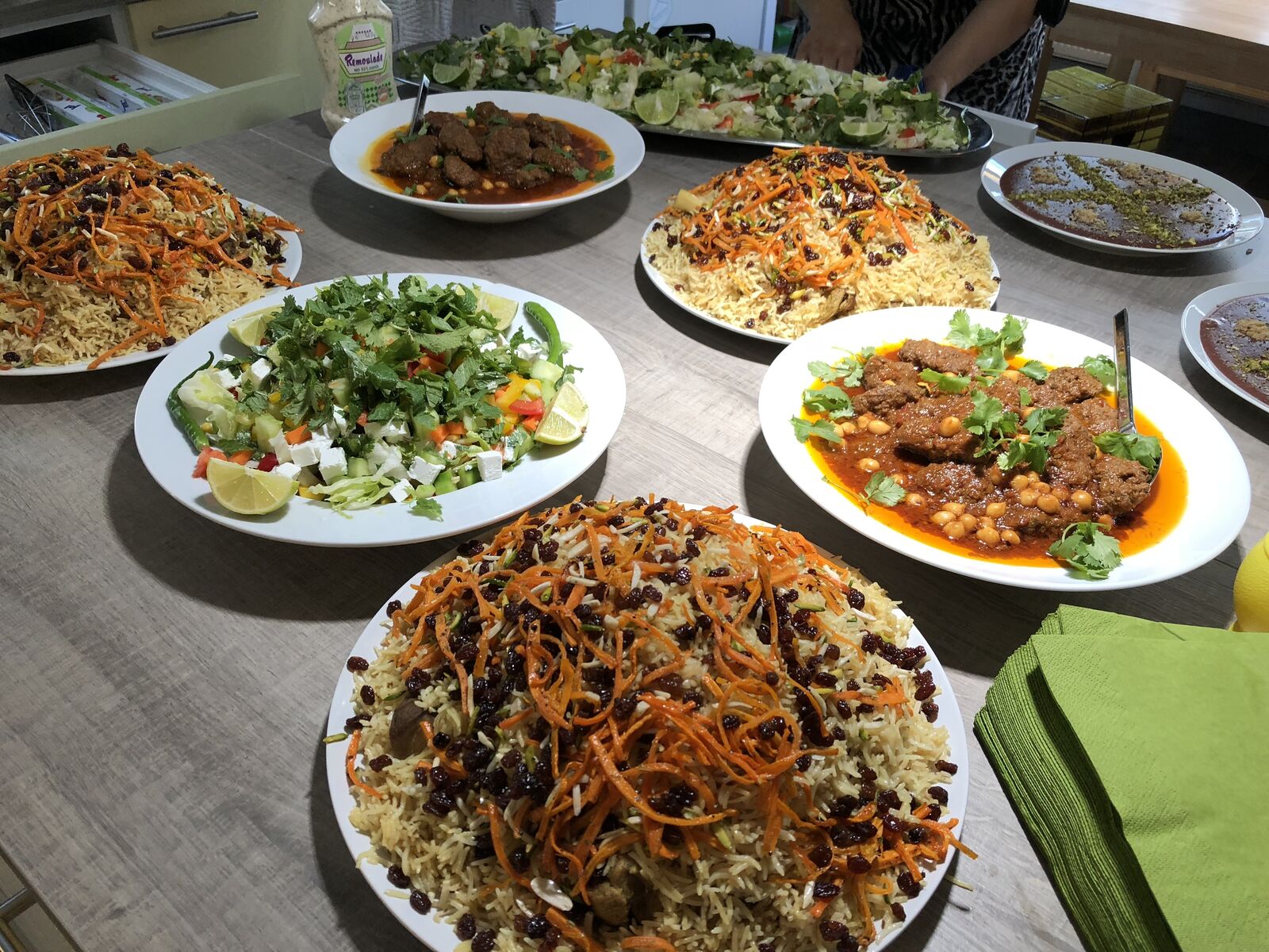Verschiedene Catering-Gerichte im Buffet-Stil, darunter Reis, Currys und Salate.