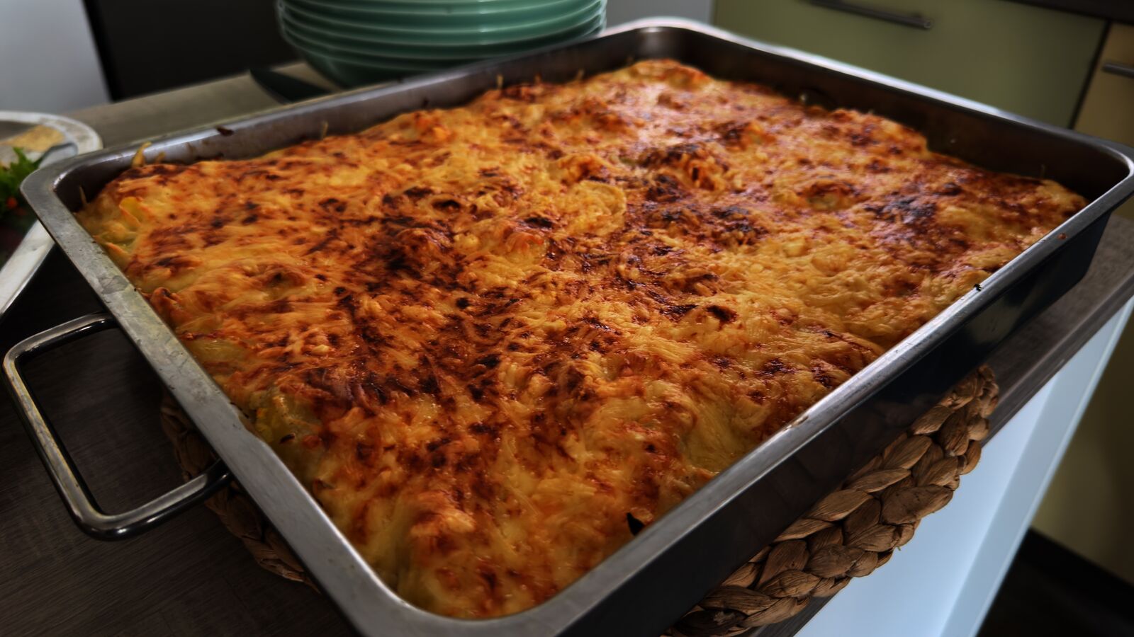 Eine große Auflaufform mit goldbraun überbackenem Gratin.
