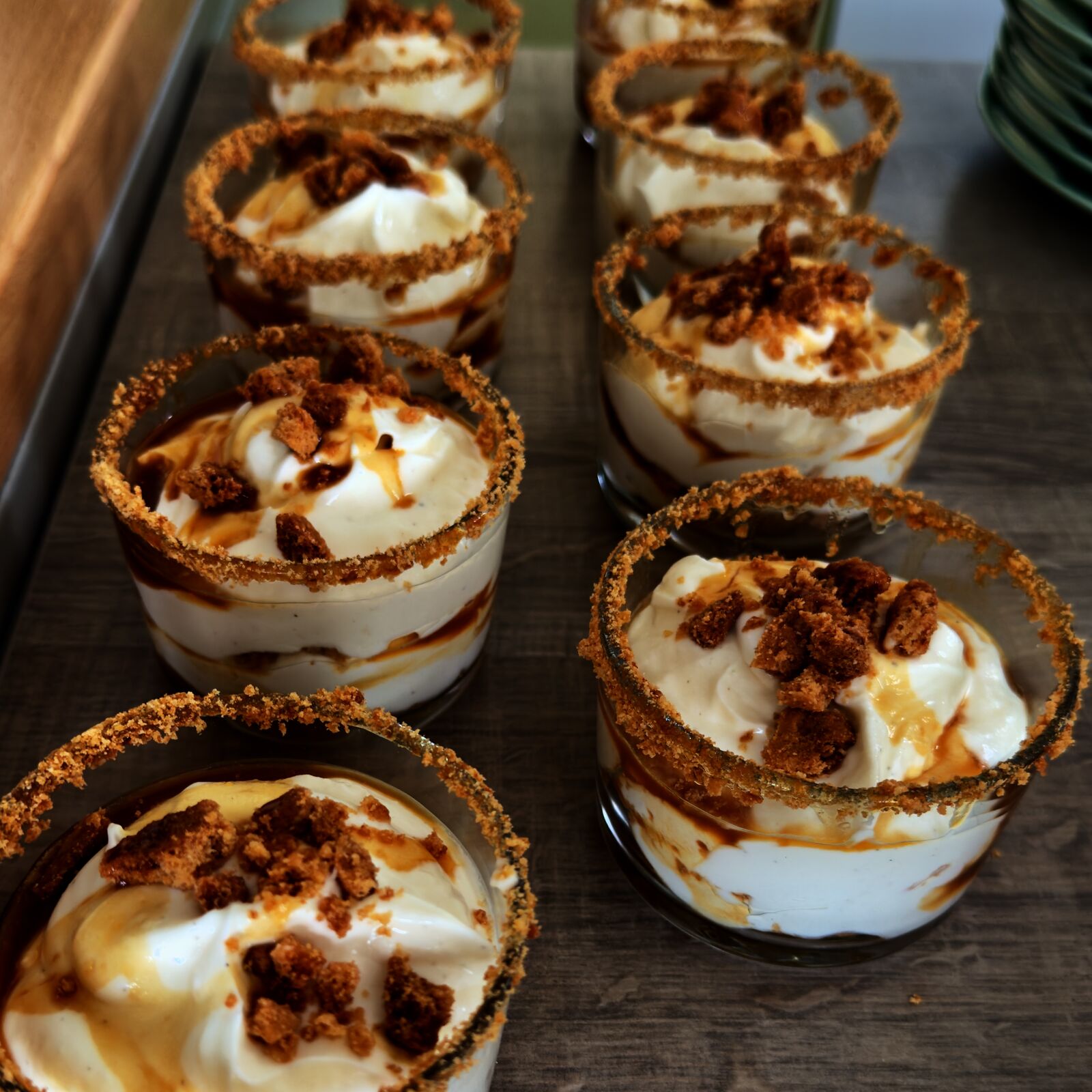 Dessert im Glas mit Sahne, Karamell und Keks Crumble