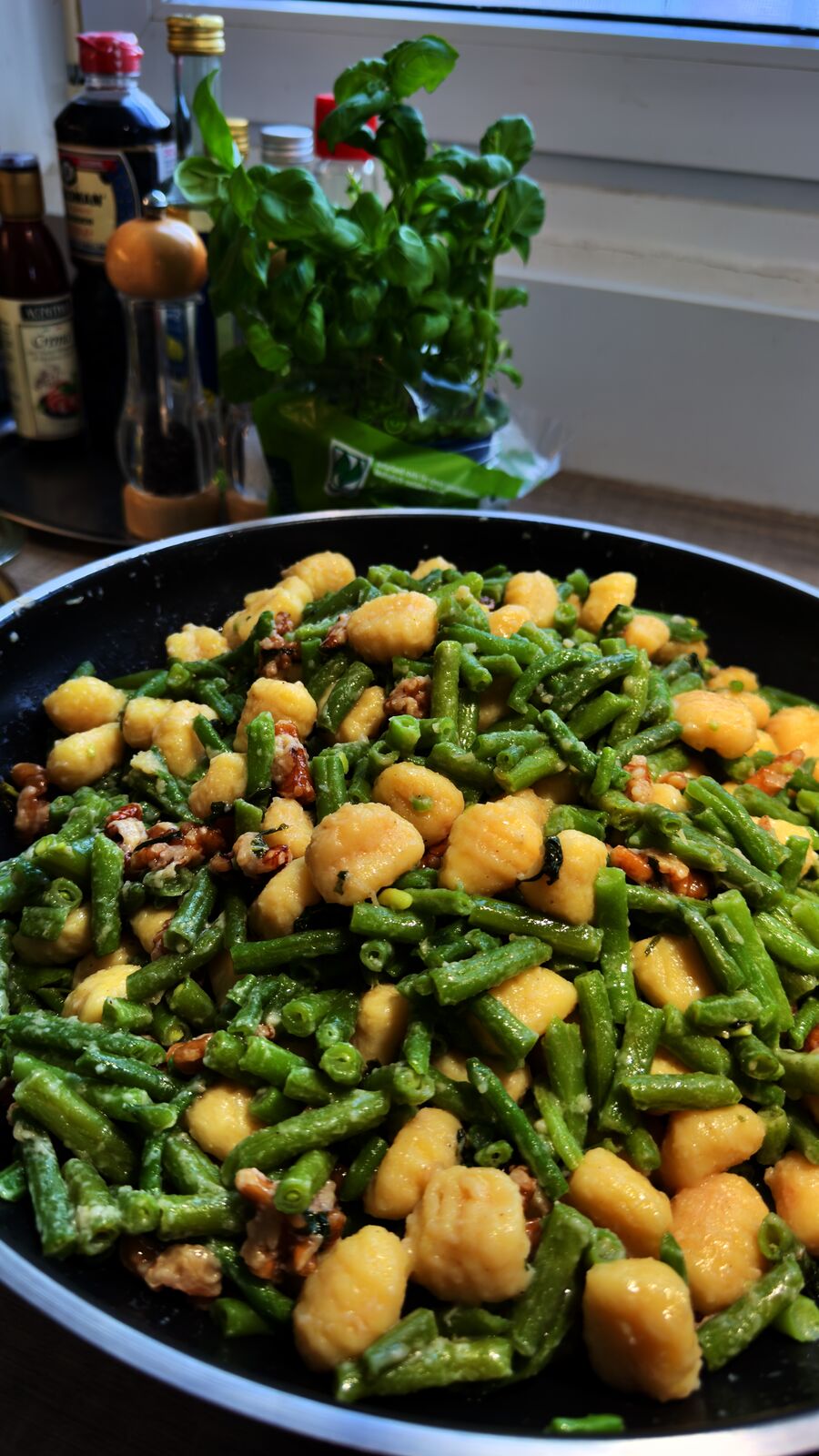 Gnocchi mit grünen Bohnen und Walnüssen in einer Pfanne