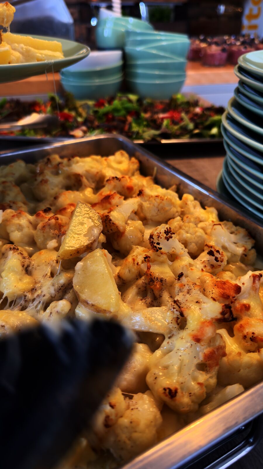 Auflauf mit Blumenkohl und Kartoffeln auf einem Buffet
