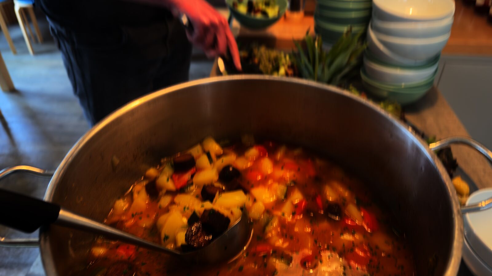 Eintopf in einem großen Topf wird auf einem Buffet angerichtet