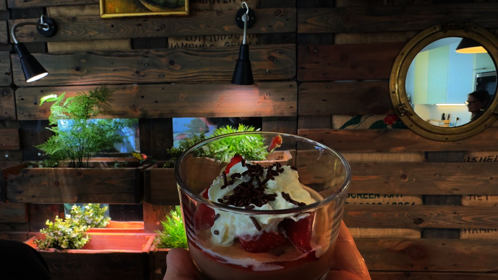 Dessert im Glas mit Sahne, Erdbeeren und Schokostreuseln