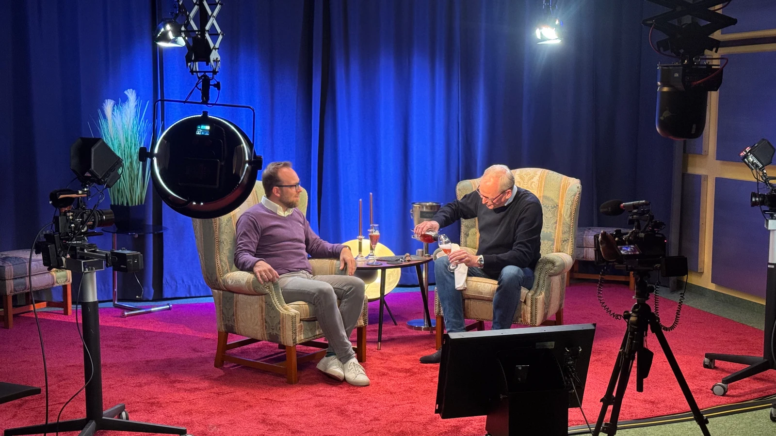 Studio-Setup im Prismeo LAB – zwei Sessel, Ringlicht und mehrere Kameras für Talk- und Podcastformate
